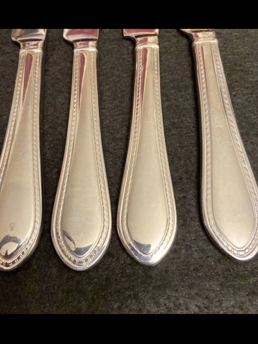 Reed & Barton Logo Stainless Lot of 4 Flatware Knives Set 9.5 Length. - Picture 2 of 11